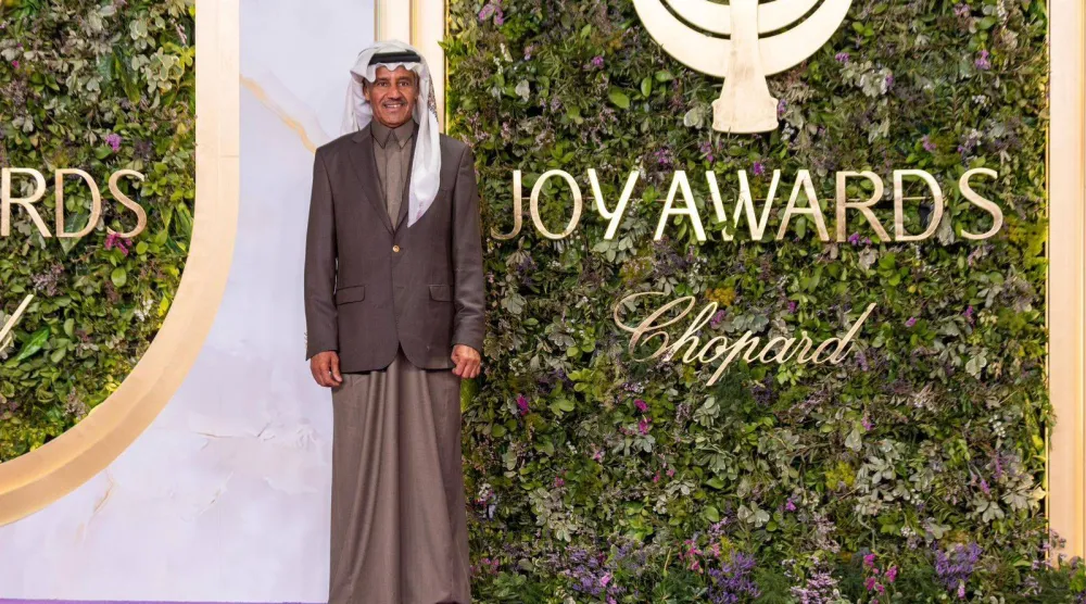 الفنان السعودي خالد عبد الرحمن في مقدمة الواصلين إلى مقر الحفل (هيئة الترفيه)