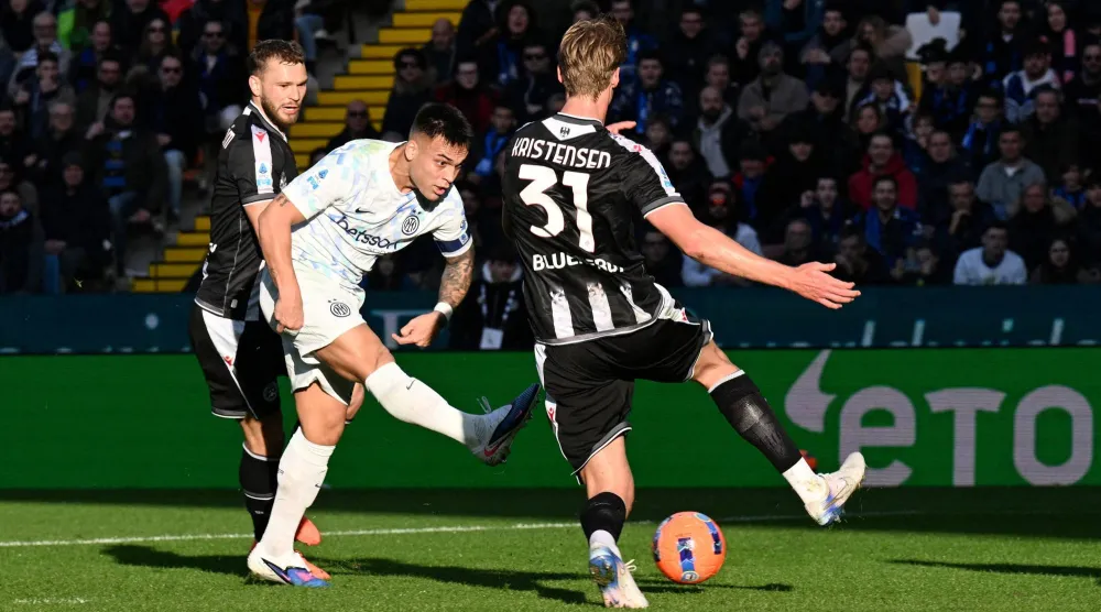 لاوتارو مارتينيز لحظة تسجيله هدف الفوز لإنتر ميلان (رويترز)