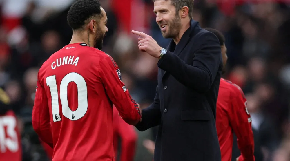 Soccer Football - Premier League - Manchester United v Manchester City - Old Trafford, Manchester, Britain - January 17, 2026 Manchester United interim manager Michael Carrick and Matheus Cunha celebrate after the match REUTERS/Phil Noble 