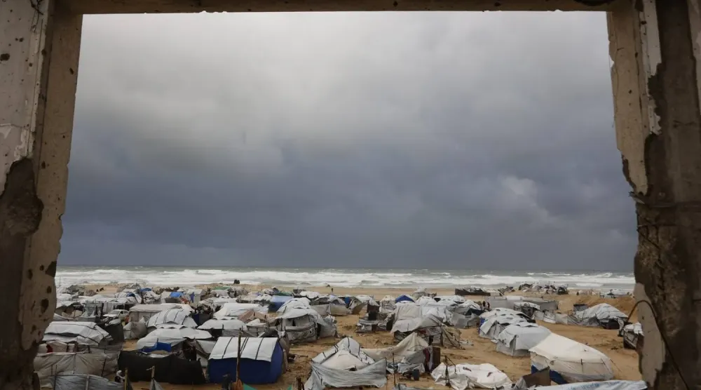 Gazze şehri sahilinde yerinden edilmiş Filistinli ailelerin barındığı çadırlar (AFP)