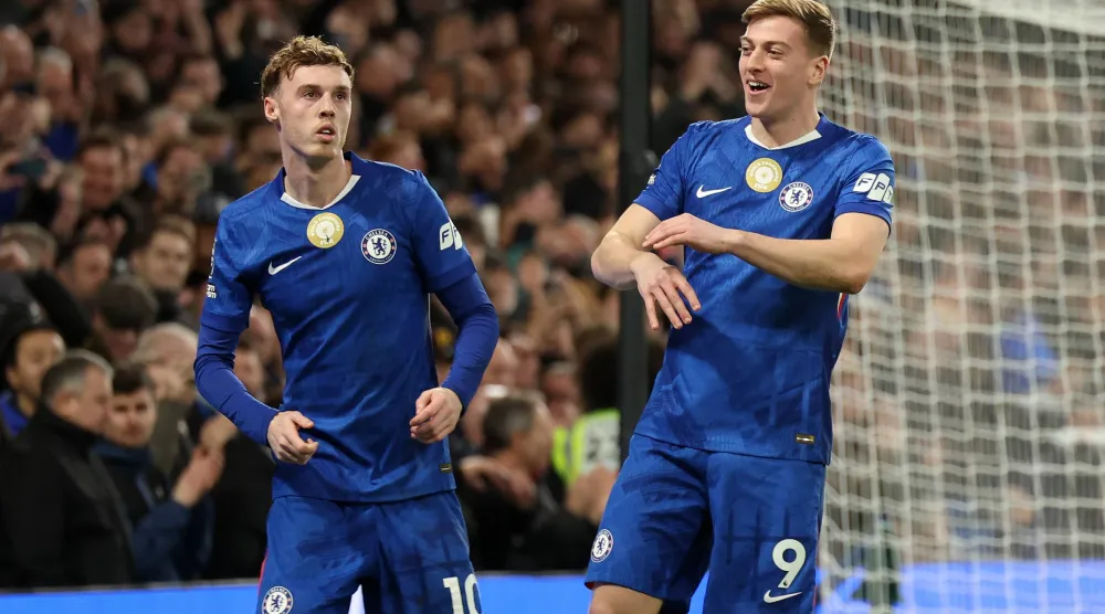 كول بالمر (يسار) يحتفل بهدف تشيلسي الثاني في برينتفورد (إ.ب.أ)