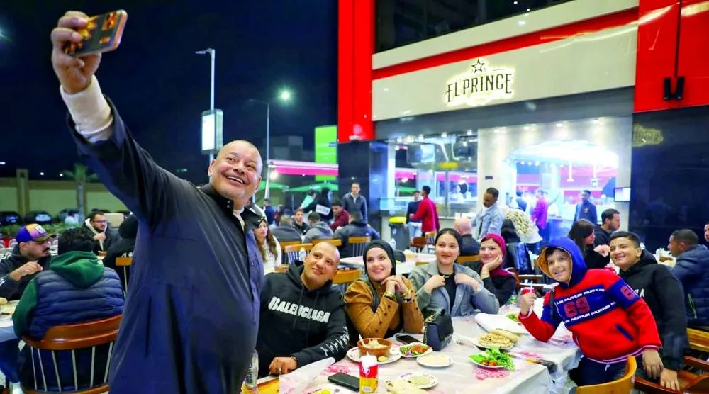 ناصر البرنس يلتقط صورة مع أسرة (صفحة ناصر البرنس)