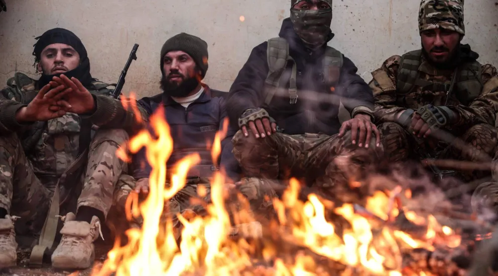 قوات الحكومة السورية في ريف الرقة السبت (أ.ف.ب)