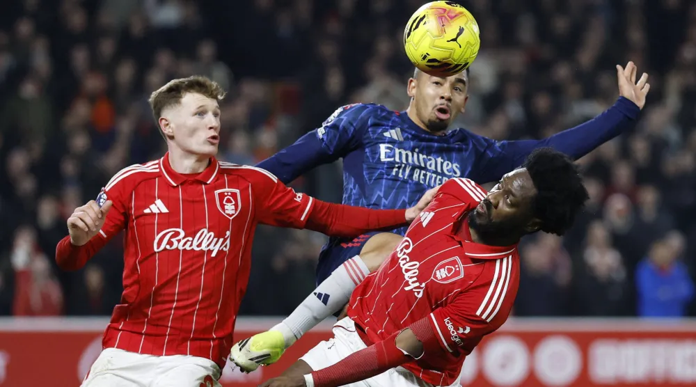 من المواجهة التي جمعت نوتنغهام وآرسنال (رويترز)