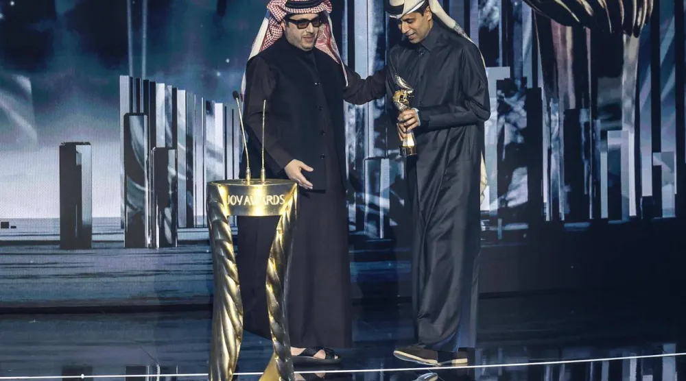 تركي آل الشيخ لدى تكريم الخليفي بالجائزة الماسية (موسم الرياض)