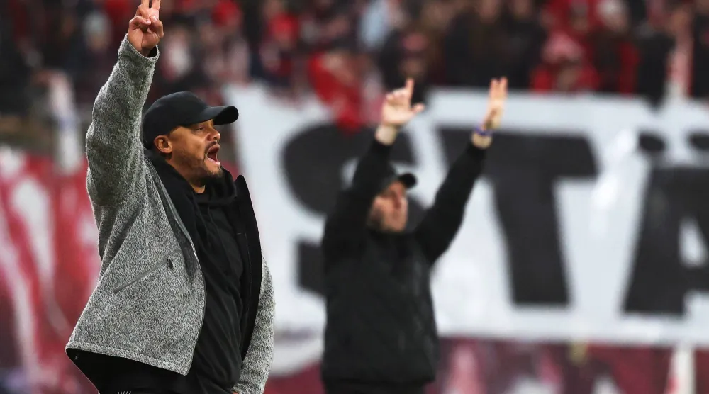 كومباني يوجه لاعبيه خلال المباراة (د.ب.أ)