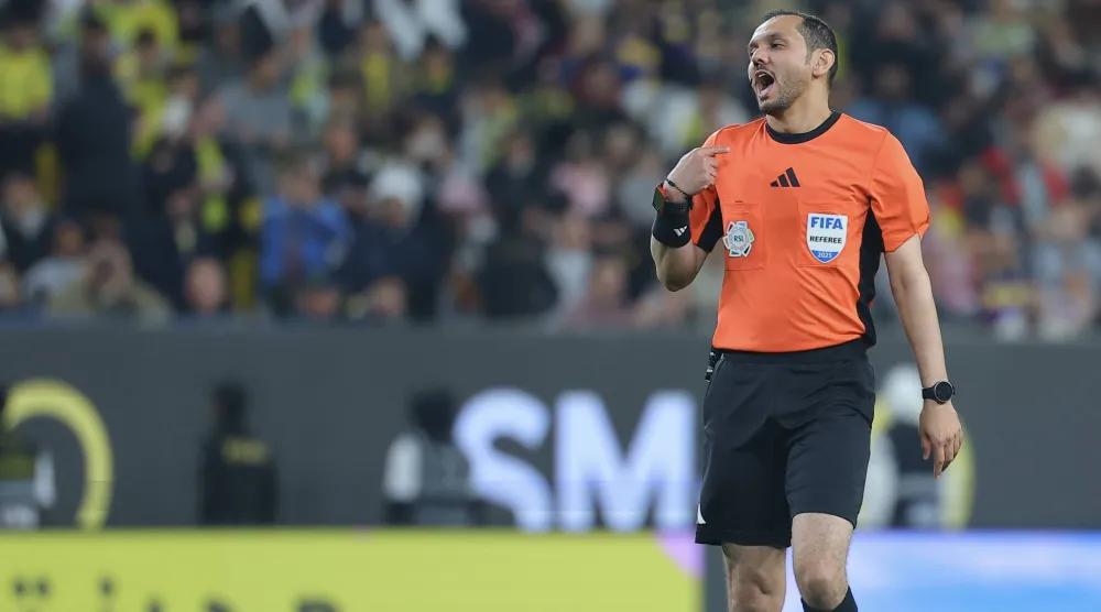 الحكم الهويش خلال إدارته مباراة النصر والشباب (تصوير: عبدالعزيز النومان)