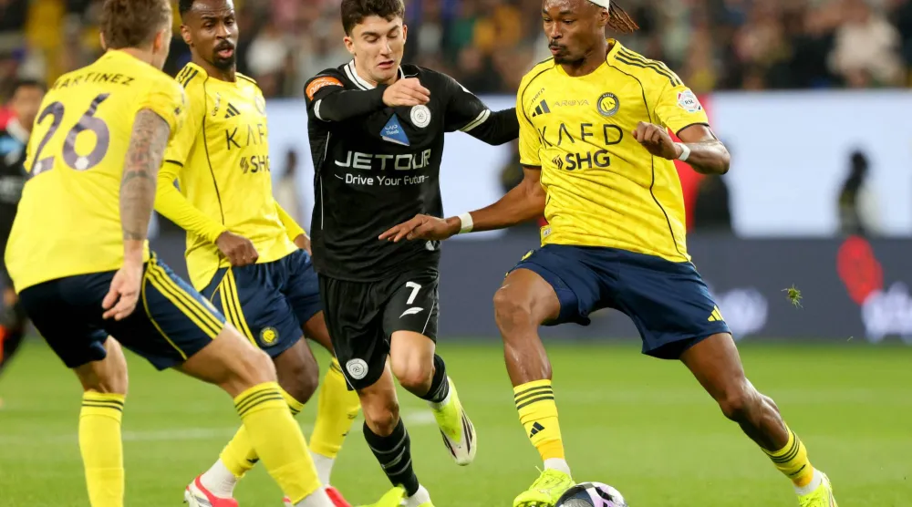 سيماكان في صراع على الكرة مع أوناي هيرنانديز لاعب الشباب (أ.ف.ب)