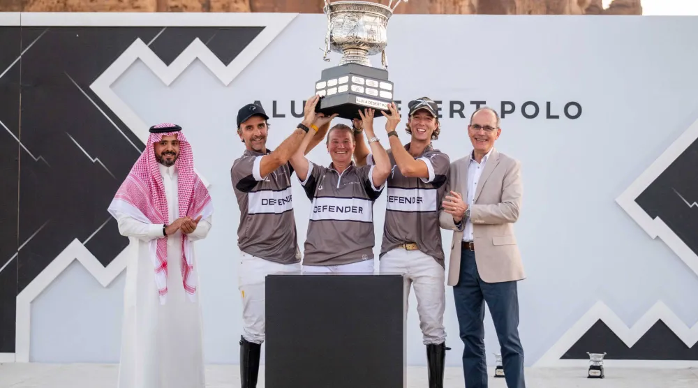 لجظة تتويج الفريق البطل في بولو الصحراء بالعلا (الشرق الأوسط)