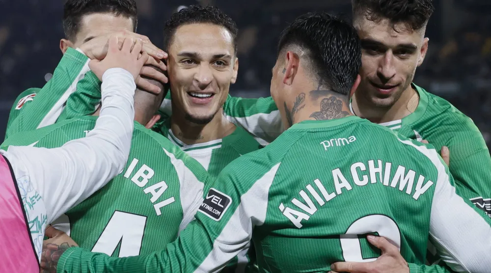 لاعبو ريال بيتيس يحتفلون بالهدف الثاني (إ.ب.أ)