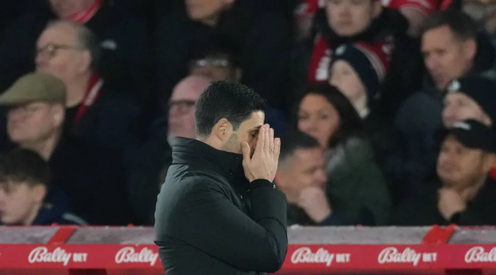 أرتيتا متفاعلا مع أحداث المباراة (أ.ب)