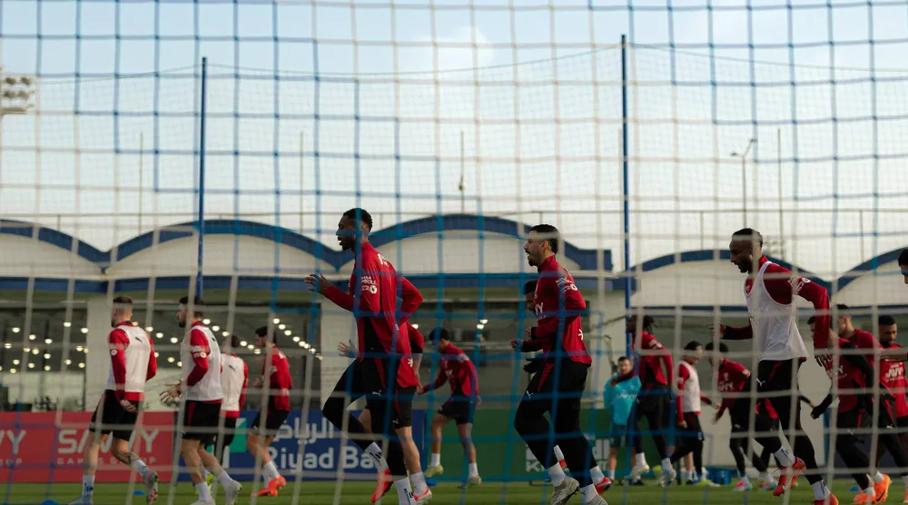 لاعبو الهلال خلال استعداداتهم للمباراة (موقع النادي)