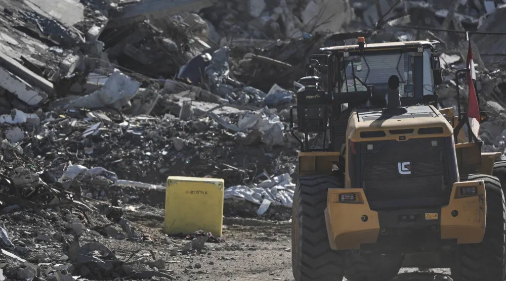 تظهر في جباليا شمال قطاع غزة كتلة صفراء تحدد «الخط الأصفر» الذي يفصل بين المناطق الخاضعة للسيطرة الإسرائيلية والمناطق الفلسطينية منذ وقف إطلاق النار في أكتوبر (أ.ب)