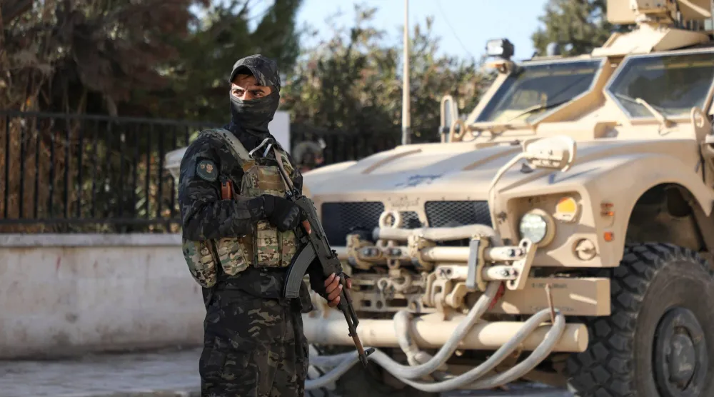 عنصر من «قوات سوريا الديمقراطية» في دير حفر بسوريا (رويترز)