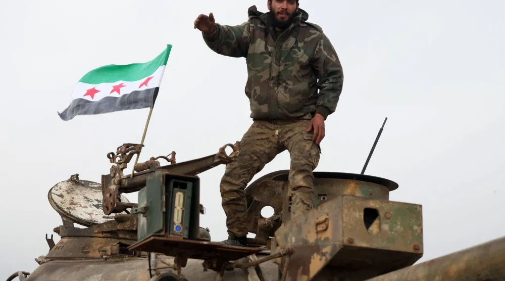 جندي سوري يقف على دبابة (أ.ف.ب)