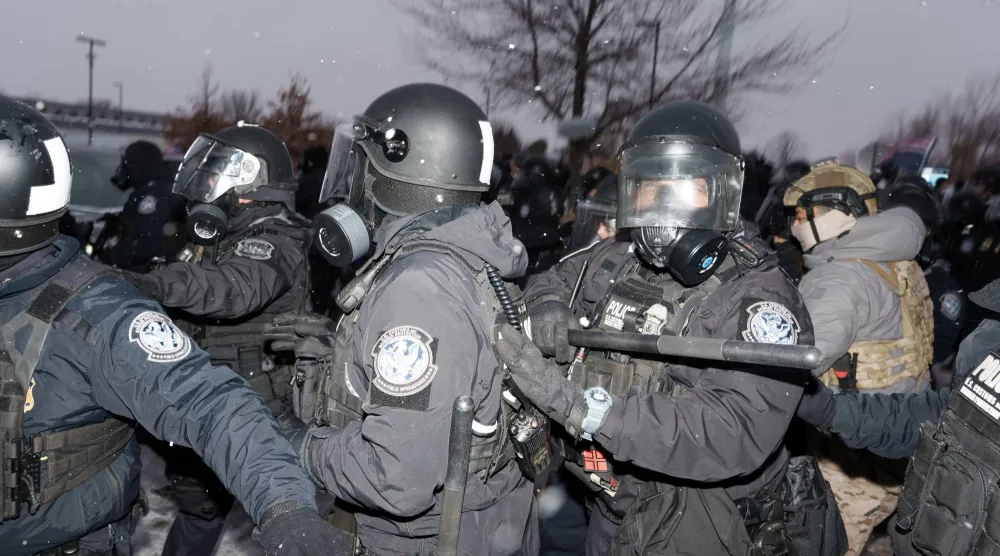 عناصر من إدارة حماية الحدود الأميركية في مدينة منيابوليس بولاية مينيسوتا (رويترز)