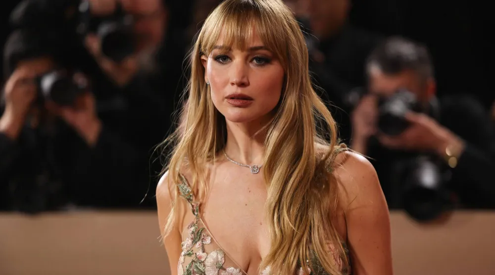 الممثلة الأميركية جينيفر لورانس (رويترز)