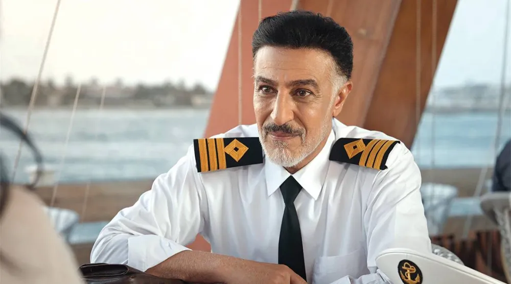 عبد المحسن النمر في مشهد من مسلسل «المرسى» الذي فاز عنه بجائزة «جوي أوردز» (شاهد)