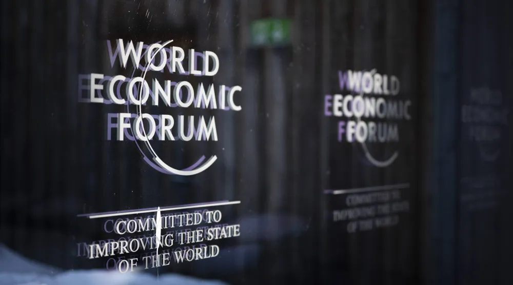 شعار المنتدى الاقتصادي العالمي قبل انعقاد الاجتماع السنوي للمنتدى في دافوس (إ.ب.أ)