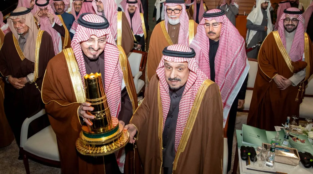 أمير منطقة الرياض يسلّم الكأس إلى الأمير فيصل بن خالد بعد تتويج الجواد «ذياف» (نادي سباقات الخيل)