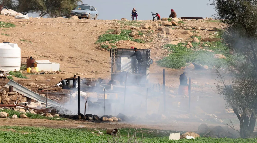 عائلات بدوية فلسطينية تفكك خيامها في رأس عين العوجا استعداداً للمغادرة بسبب تصاعد هجمات المستوطنين الإسرائيليين (إ.ب.أ)