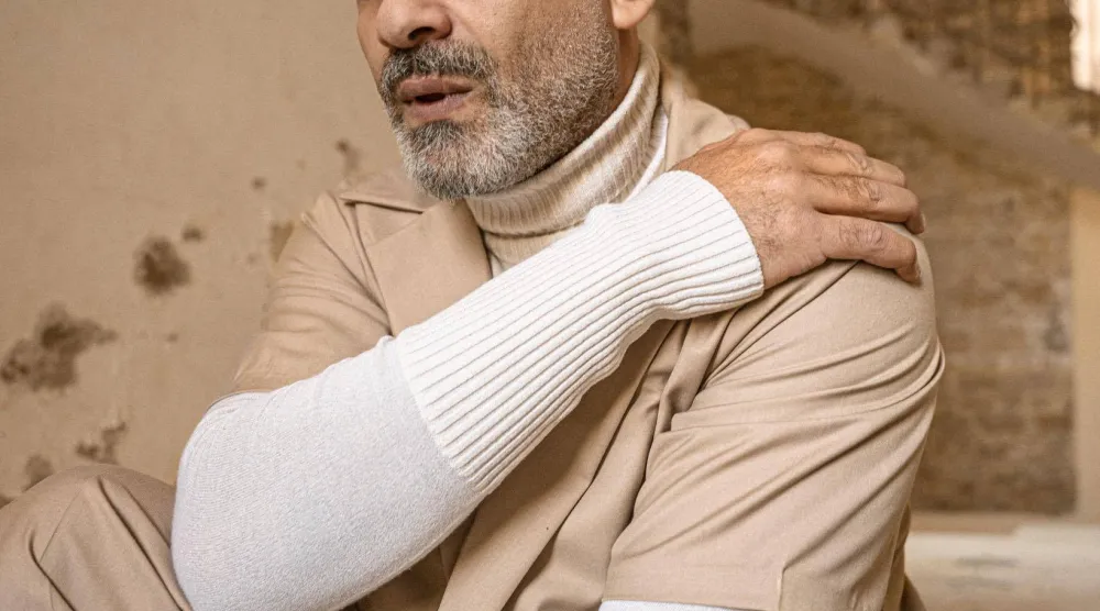 عادل تحدث عن تحمسه لدوره في مسلسل «ميد تيرم» (حسابه على فيسبوك)