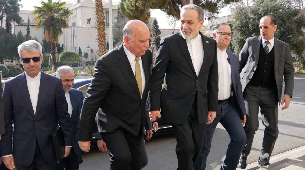 من استقبال عراقجي لنظيره العراقي فؤاد حسين على درج الوزارة في طهران (الخارجية الإيرانية)