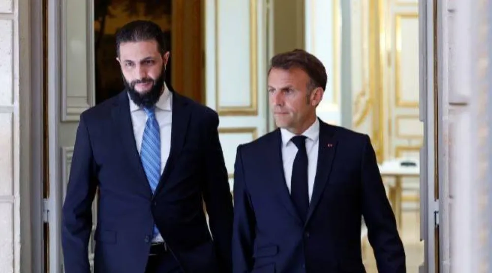 لقاء سابق بين الرئيس الفرنسي إيمانويل ماكرون ونظيره السوري أحمد الشرع في باريس (أرشيفية - رويترز)