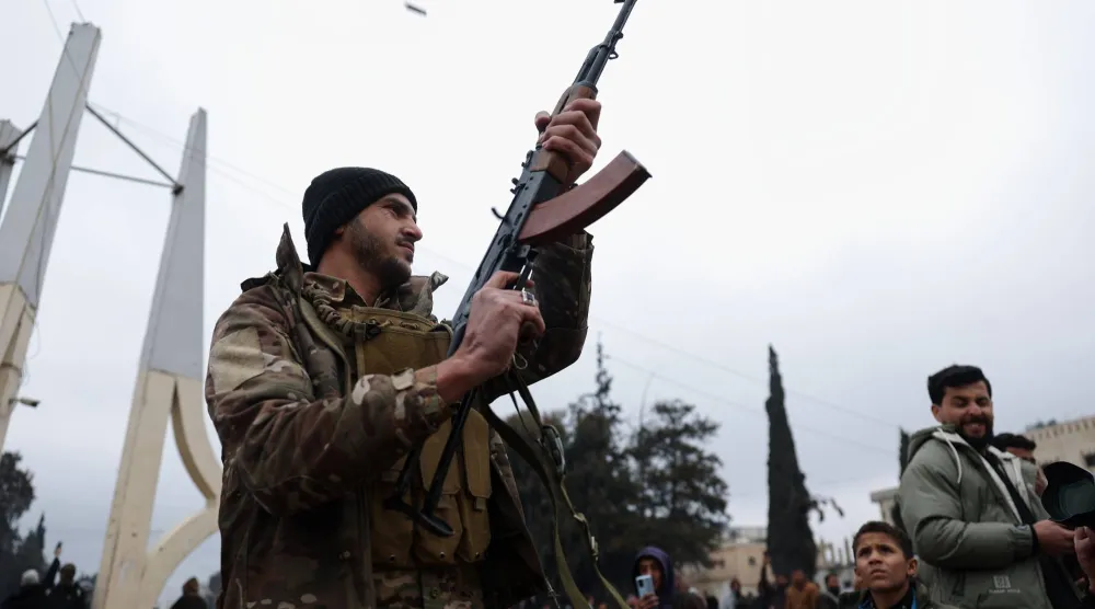 جندي بالجيش السوري يطلق أعيرة في الهواء احتفالاً بالسيطرة على مدينة الطبقة بمحافظة الرقة بعد انسحاب «قسد» منها (أ.ب)