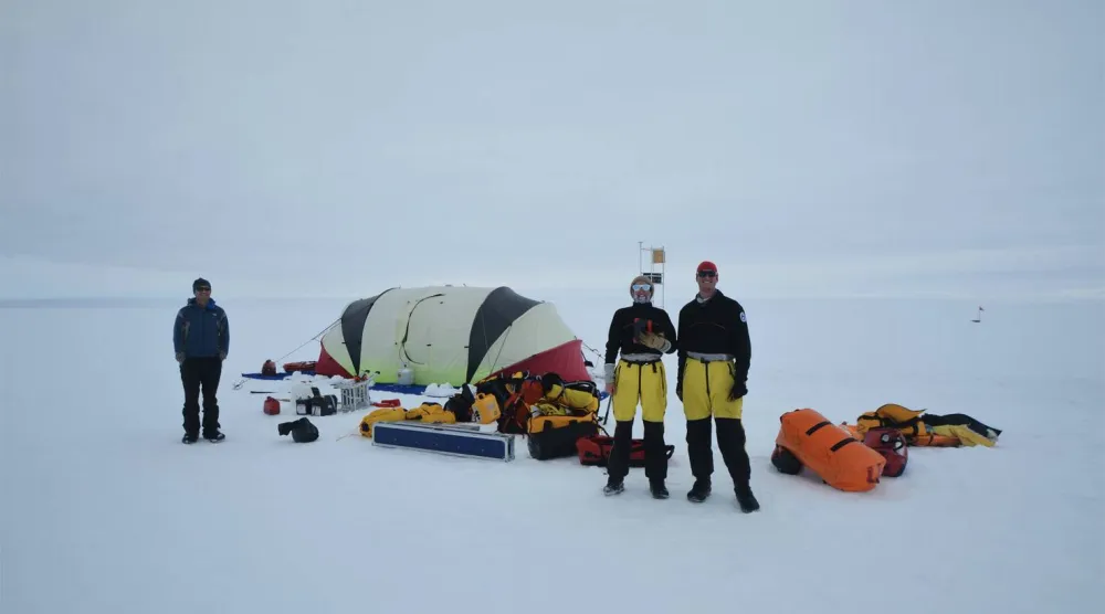 باحثون على نهر توتن الجليدي يعيدون ضبط معدات الرصد الميداني (دكتور بن غالتون - فينزي فيسبوك)