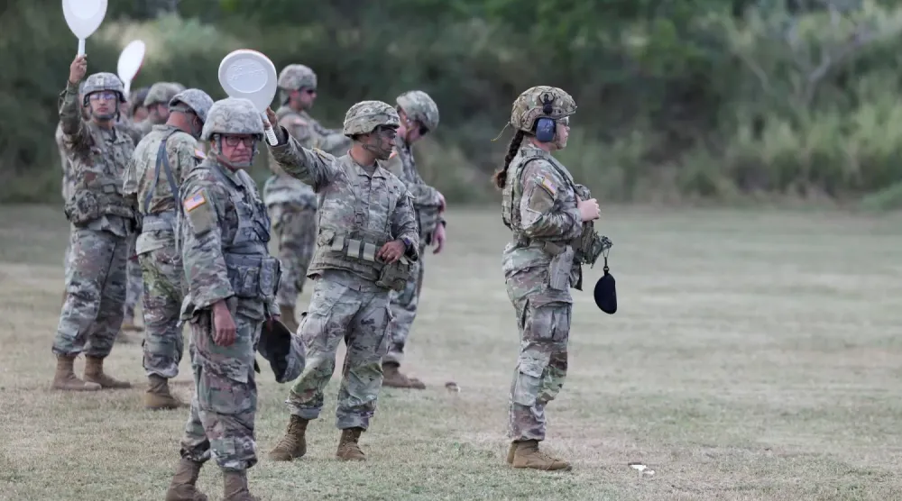 Porto Riko'da eğitim tatbikatı sırasında ABD Ordusunun Yedek Kuvvetleri'ne bağlı askerler, 10 Ocak (Reuters)