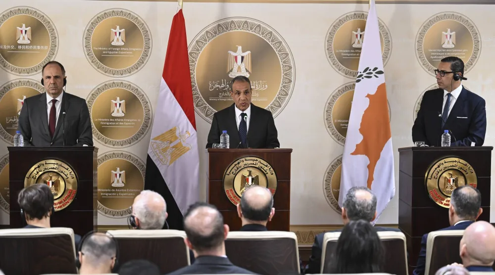 وزير الخارجية المصري (الوسط) ونظيره اليوناني (يسار) ونظيره القبرص (يمين) في مؤتمر صحافي في القاهرة (إ.ب.أ)