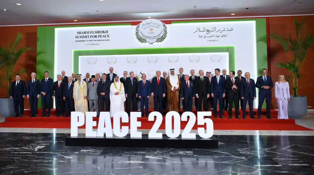 صورة جماعية للمشاركين في قمة شرم الشيخ للإعلان عن اتفاق وقف إطلاق النار في قطاع غزة في أكتوبر الماضي (الرئاسة المصرية)