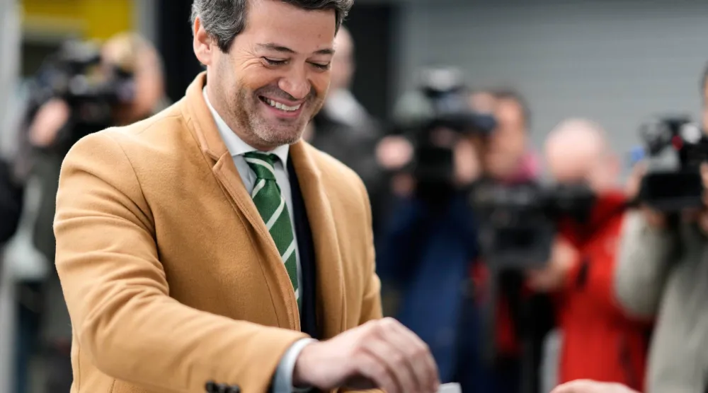 المرشح الرئاسي أندريه فينتورا لدى تصويته في لشبونة الأحد (أ.ب)