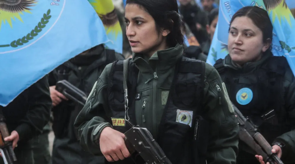 تظاهر عناصر من قوات الأمن الداخلي الكردية المعروفة باسم «الأسايش» إلى جانب سكان محليين في مدينة القامشلي أكبر المدن الكردية في شمال شرقي سوريا الأحد دعماً للمقاتلين الأكراد (أ.ف.ب)