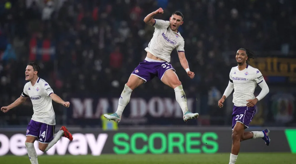 احتفالية لاعبي فيورنتينا بالفوز على بولونيا بملعبه (أ.ب)