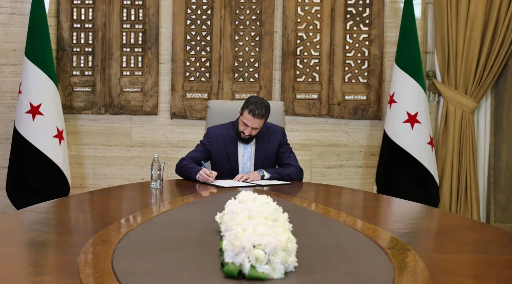 الرئيس السوري أحمد الشرع يوقع اتفاقية وقف إطلاق النار والاندماج الكامل لـ«قسد» ضمن مؤسسات الدولة (الرئاسة السورية)