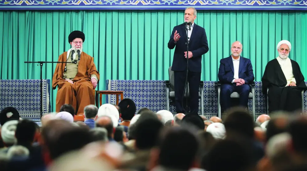 الرئيس مسعود بزشكيان يخاطب بحضور المرشد علي خامنئي دبلوماسيين من دول إسلامية في طهران (الرئاسة الإيرانية)