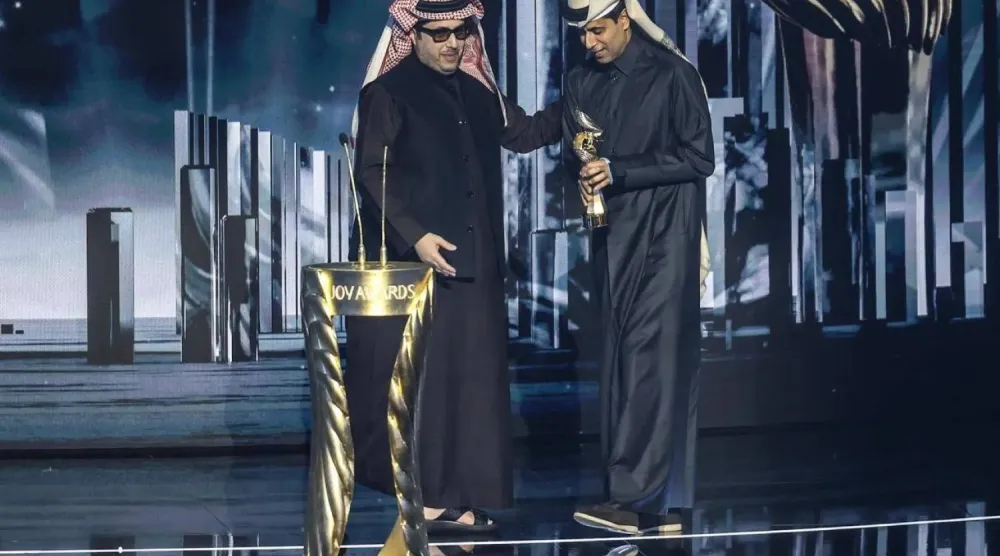 المستشار تركي آل الشيخ لدى تكريمه ناصر الخليفي بـ«جائزة صُنّاع الترفيه الماسية» (هيئة الترفيه)