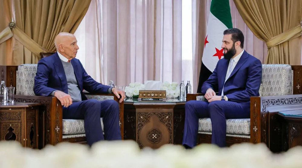 الشرع مستقبلاً برّاك في دمشق الأحد (أ.ف.ب)