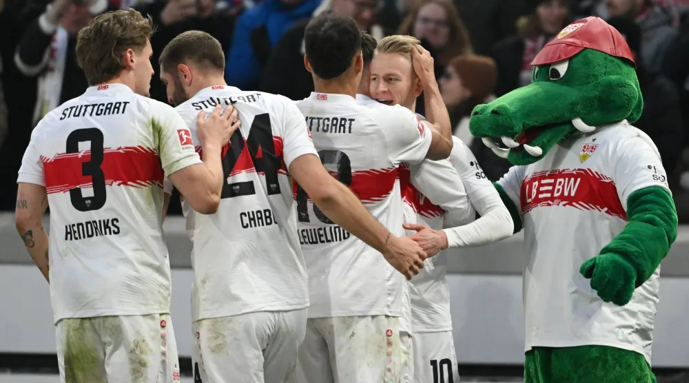 لاعبو شتوتغارت بعد التعادل مع يونيون برلين (د.ب.أ)