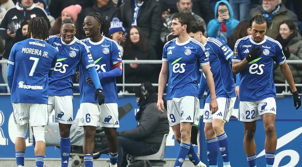 احتفالية لاعبي ستراسبورغ بالفوز على ميتز (أ.ف.ب)