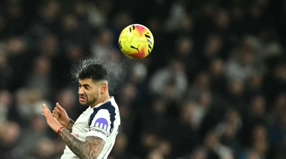 الأرجنتيني كريستيان روميرو قائد توتنهام (أ.ف.ب)