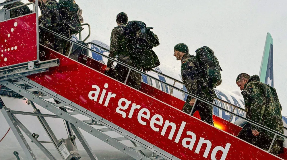 أفراد من القوات المسلحة الألمانية يستعدون لركوب متجهة من مطار نوك (غرينلاند) إلى ريكيافيك (آيسلندا) الأحد (أ.ف.ب)