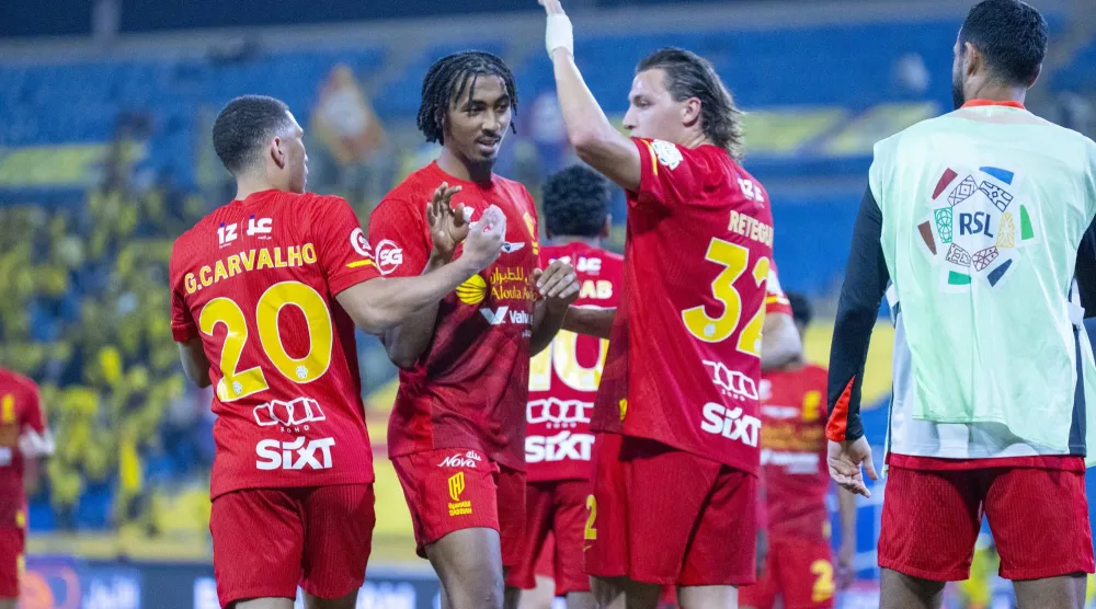 لاعبو القادسية يحتفلون بأحد أهدافهم في المباراة (تصوير: سعد الدوسري)