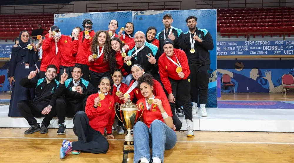 لاعبات القادسية يحتفلن بكأس البطولة (الشرق الأوسط)