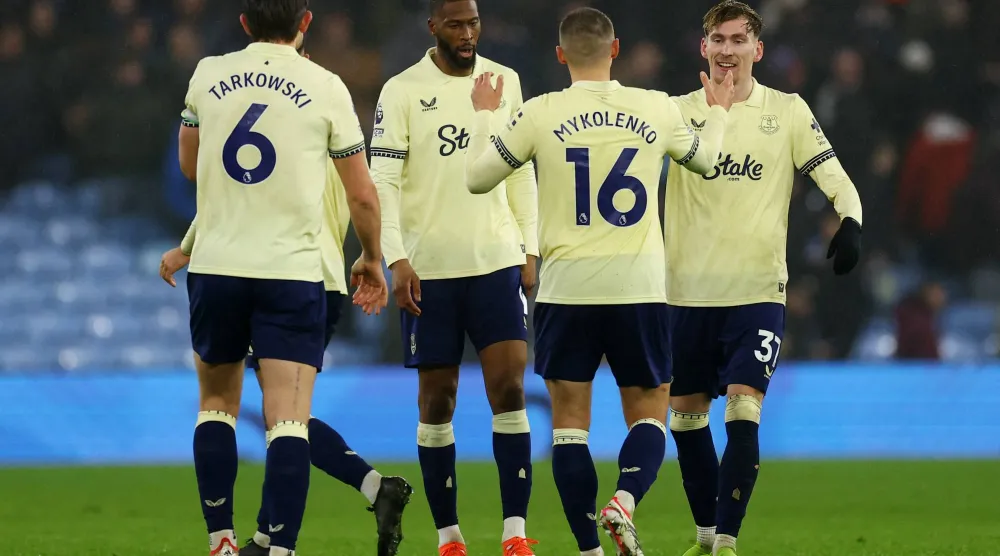 فرحة لاعبي إيفرتون بالفوز على أستون فيلا بملعبه (رويترز)