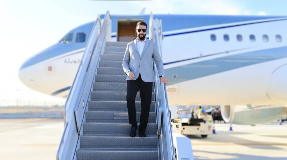  الرئيس السوري أحمد الشرع يهبط على سلم الطائرة (الرئاسة السورية) 