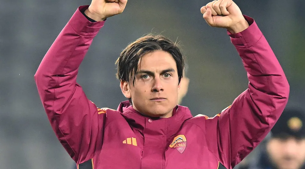 باولو ديبالا يحتفل بفوز روما على تورينو بملعبه (إ.ب.أ)