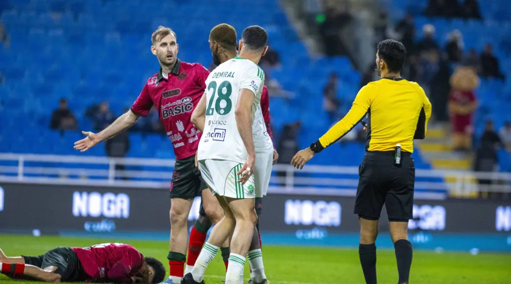 نقاش بين اللاعبين والحكم خلال مباراة الخلود والأهلي الأخيرة (تصوير: سعد الدوسري)